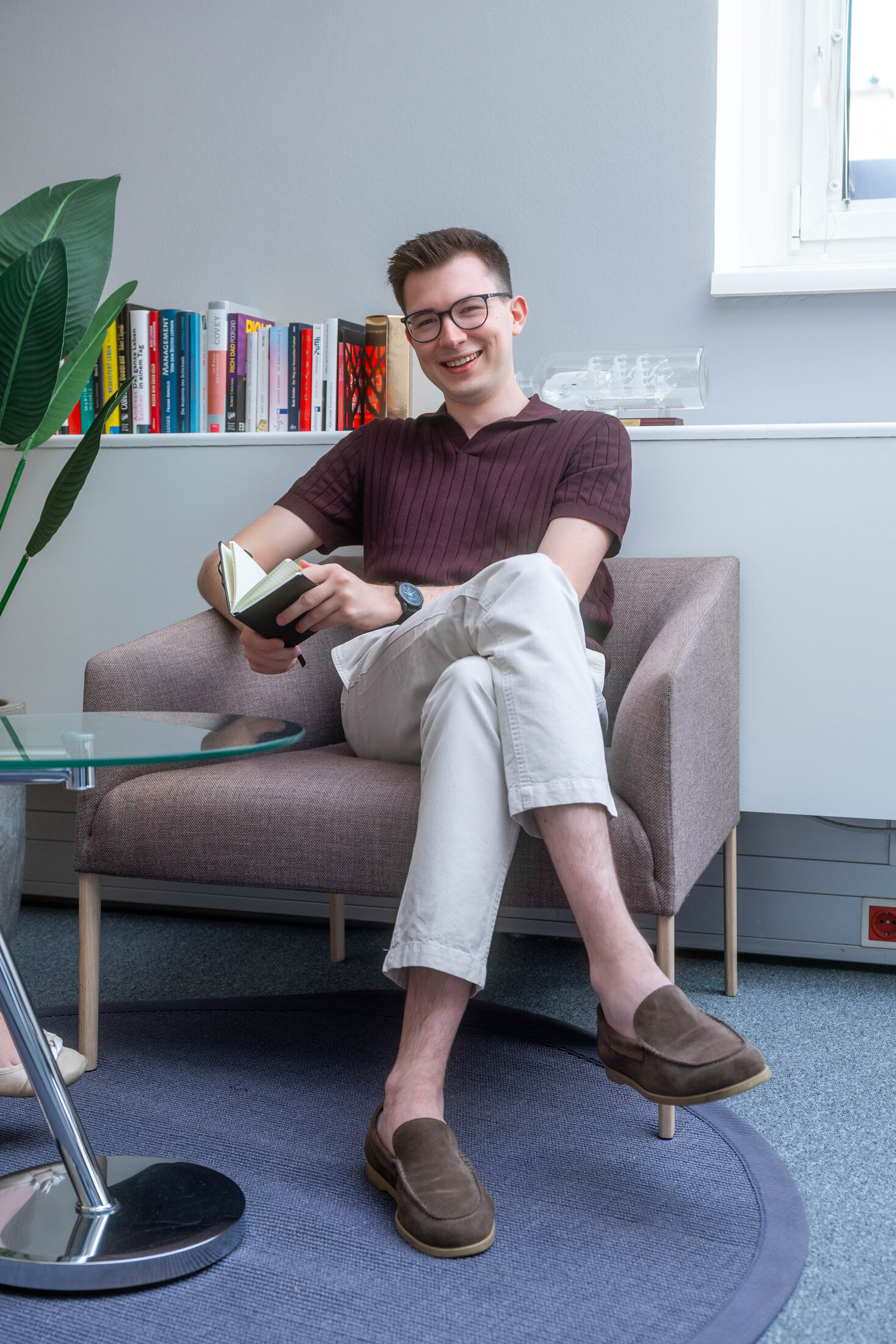 Felix Nowak entspannt im Gesprächsumfeld mit einem Notizbuch